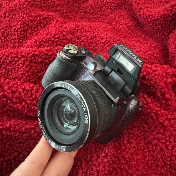 Fujifilm Purple Digital Camera with Zoom Lens and LCD Screen - Picture 1 of 7